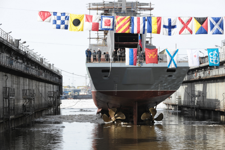 Грузовое судно «Аркадий Минченя» село на мель на реке Неве в Ленобласти